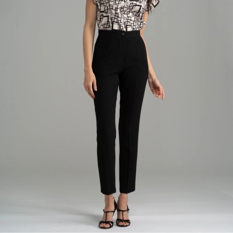 Dettaglio vestibilit&agrave; di un pantalone nero cad&igrave; da donna